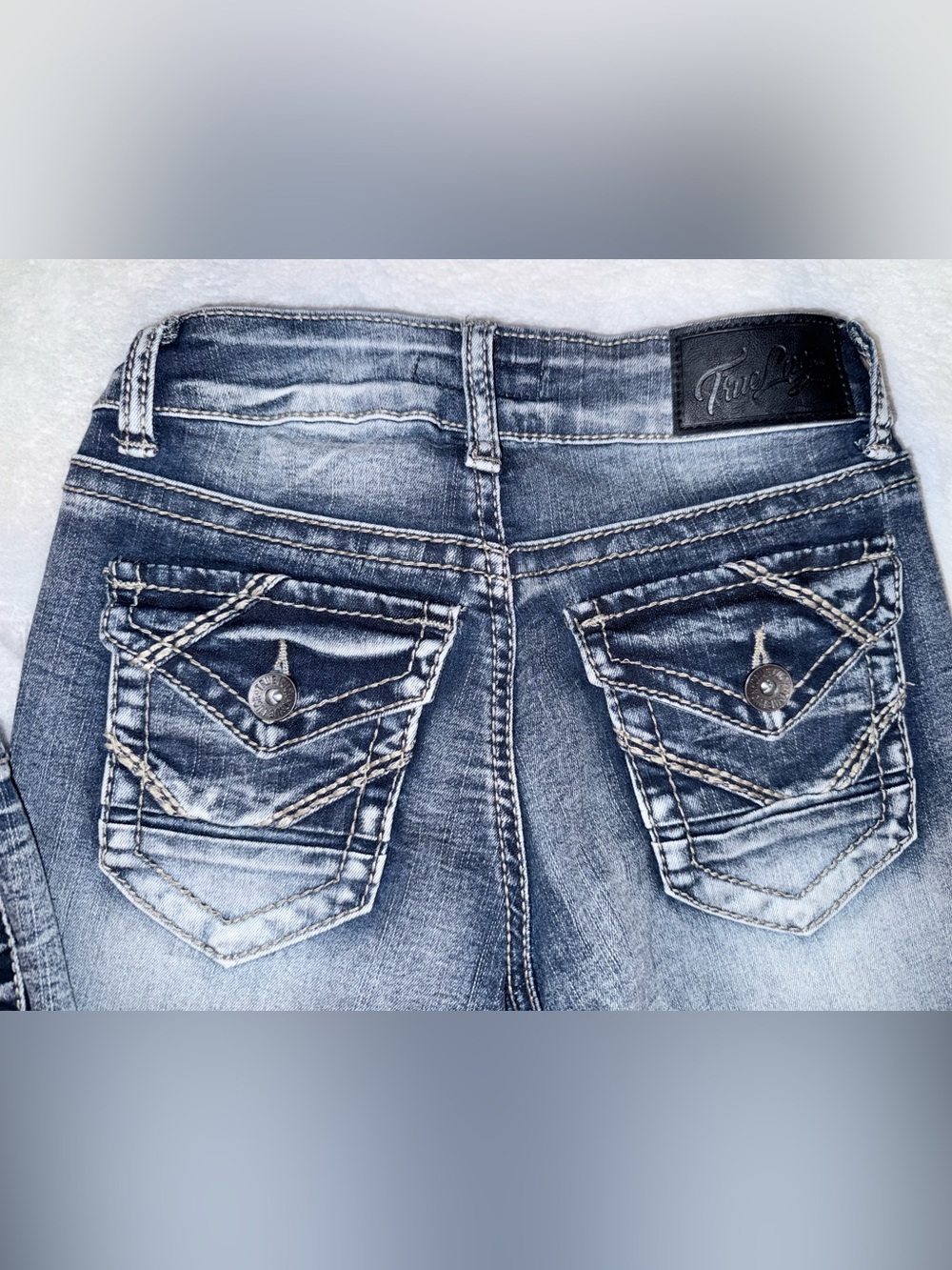True Luck Women’s Bell Bottom Jeans size 1/2 MD Wash Y2K